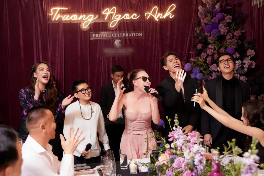 Trong sinh nhật của Trương Ngọc Ánh lại vắng mặt bạn trai là diễn viên Anh Dũng. 