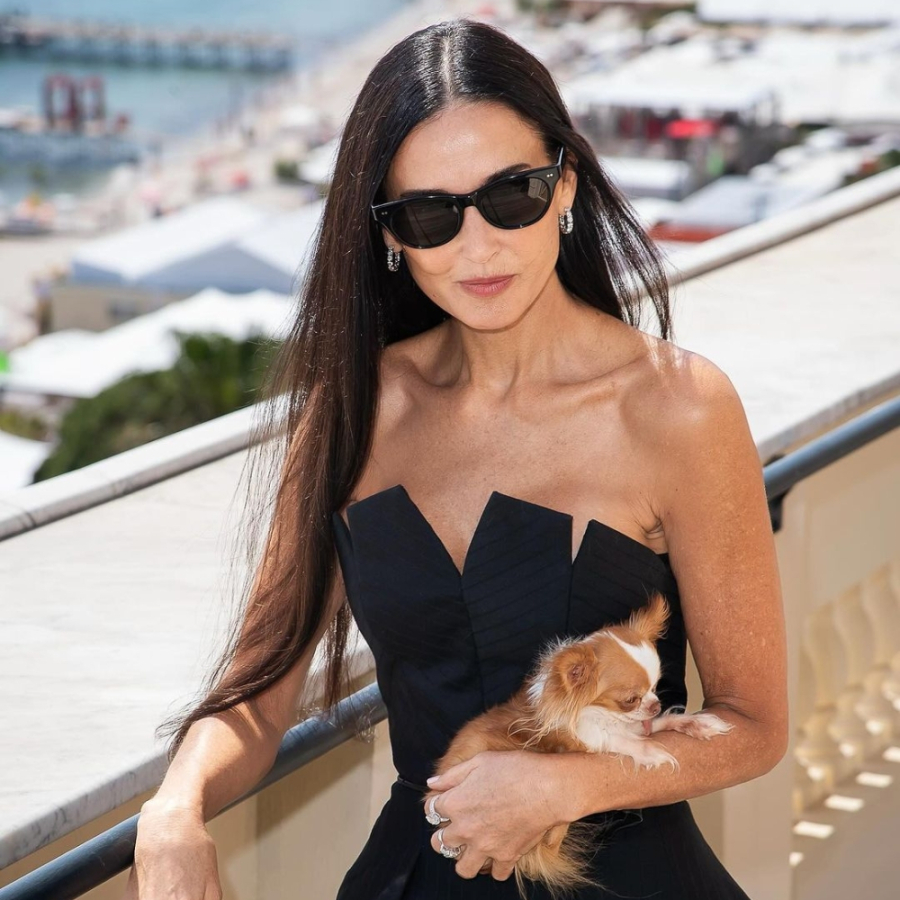 Demi Moore đặc biệt chú trọng đến việc làm sạch da, đặc biệt vì cô sở hữu Mừng SHBET phiên bản mới 2025 nhạy cảm.