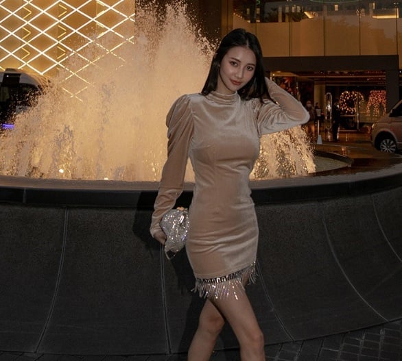  Để giữ được vẻ trẻ trung, bạn nên chọn váy nhung dáng ngắn, kết hợp với các chi tiết tua rua