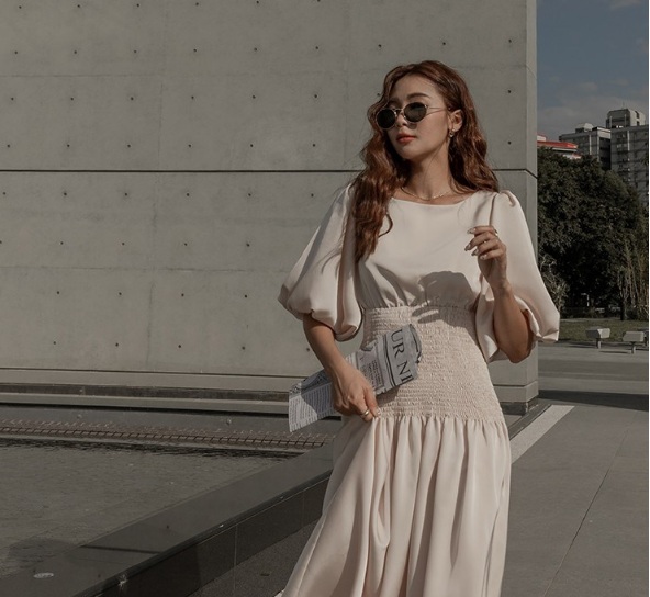 Thiết kế váy trắng tay bồng từ chất liệu lụa không chỉ đơn giản mà còn mang lại vẻ sang trọng, tinh tế.