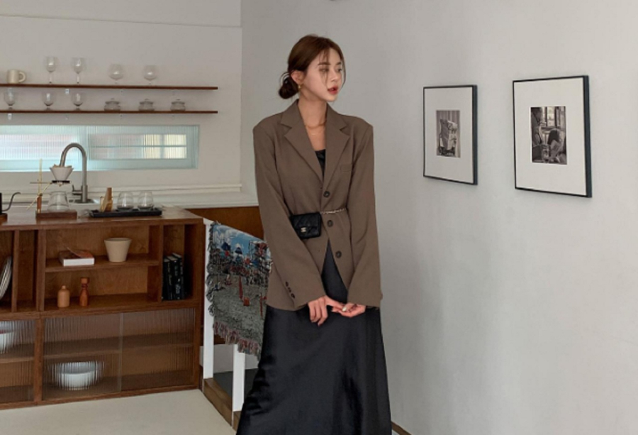 Sự kết hợp giữa váy lụa và blazer tạo nên một tổng thể trang nhã, thanh lịch nhưng không kém phần nữ tính.