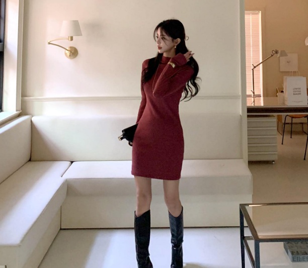 Mẫu váy len đỏ đậm không thể thiếu trong mùa lễ hội.