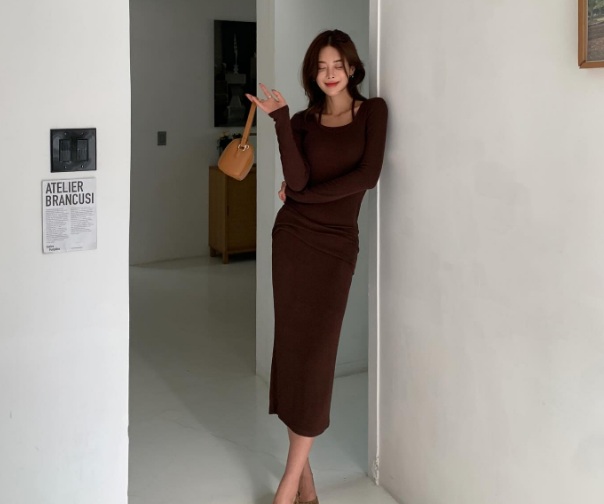 Một chiếc đầm liền màu nâu tuy đơn giản nhưng đủ để làm nổi bật nét tinh tế và sang trọng.