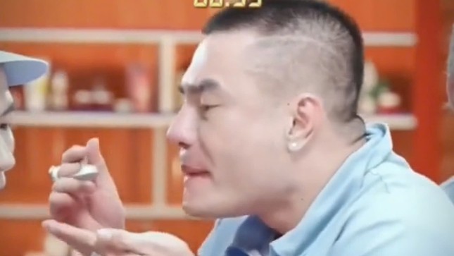 Hành động của Lê Dương Bảo Lâm bị chỉ trích mất an toàn vệ sinh.    