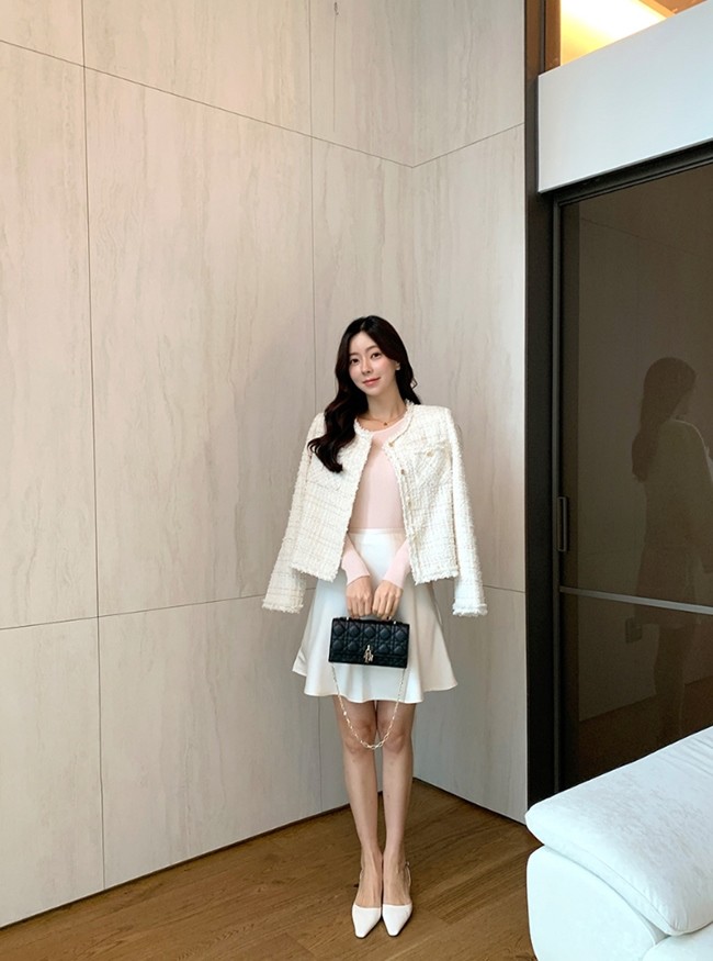  Chọn áo mặc trong mỏng nhẹ, ôm sát và sơ vin gọn gàng để tôn dáng và tạo sự hài hòa trong tổng thể Shbet999 com đăng nhập.