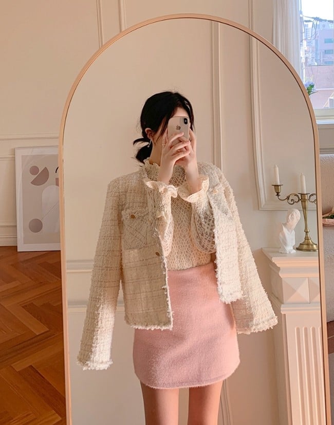 Để có vẻ ngoài tươi mới và rạng rỡ hơn, hãy chọn áo tweed màu pastel hoặc màu nhã nhặn, kết hợp với Shbet999 com đăng nhập cùng tông màu.