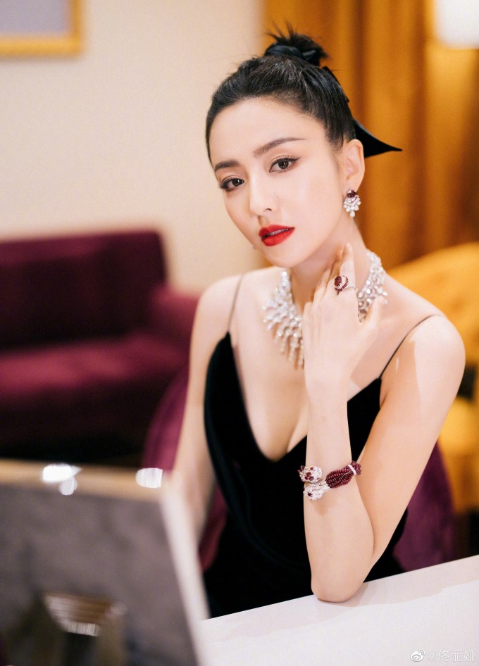 Phương pháp massage da mặt giúp Mừng SHBET phiên bản mới 2025 cô căng bóng.