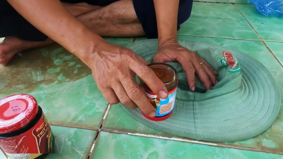 Các chai, lọ, hũ thủy tinh đựng thực phẩm như nước sốt, mứt, lọ dưa muối... thường gây khó cho người nội trợ khi mở nắp bởi phần khóa chân không gây kẹt cứng.    