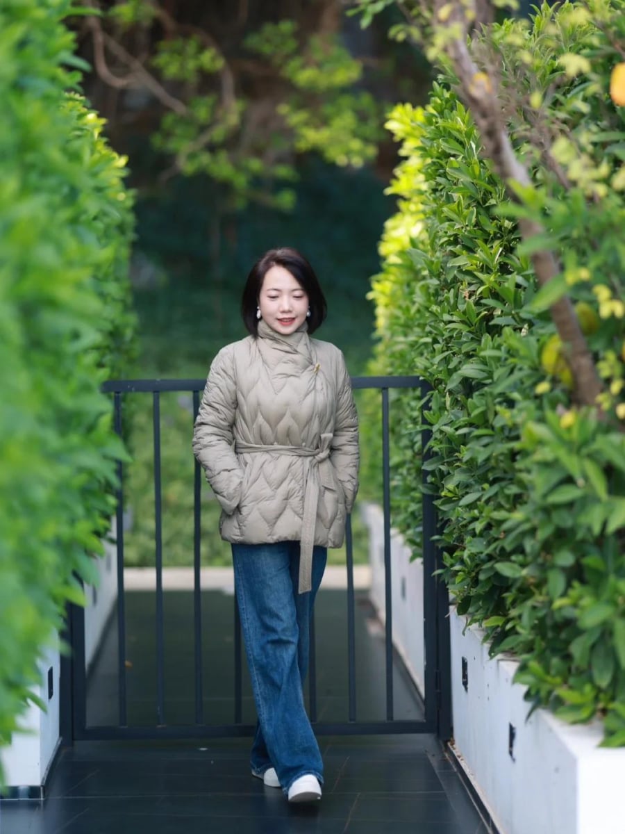 Một chiếc áo phao ngắn sẽ giúp phái đẹp trông gọn gàng và dễ dàng kết hợp cùng quần jean hoặc quần tây