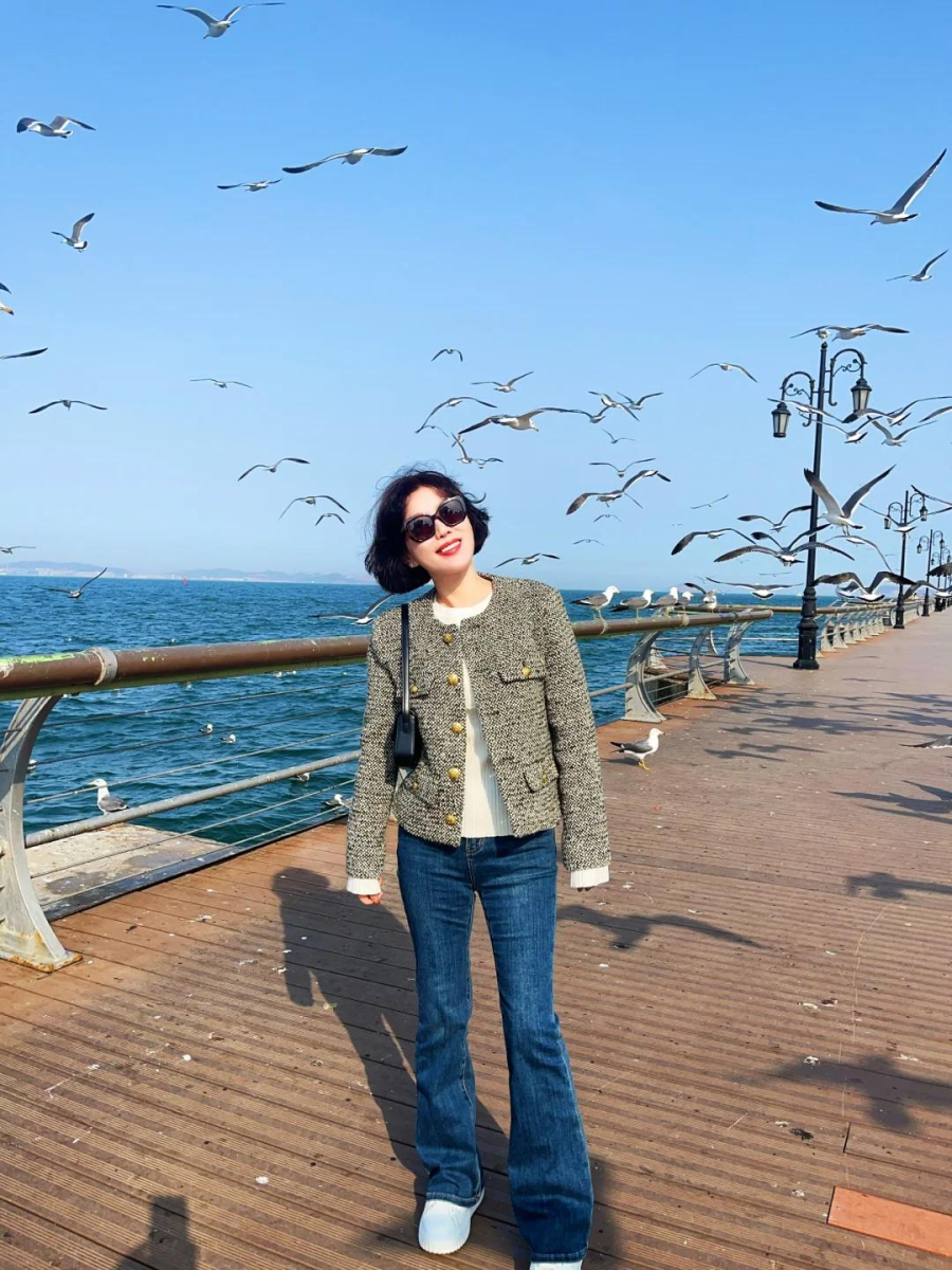 Đây là món đồ kinh điển và đa năng, phù hợp với mọi độ tuổi. 