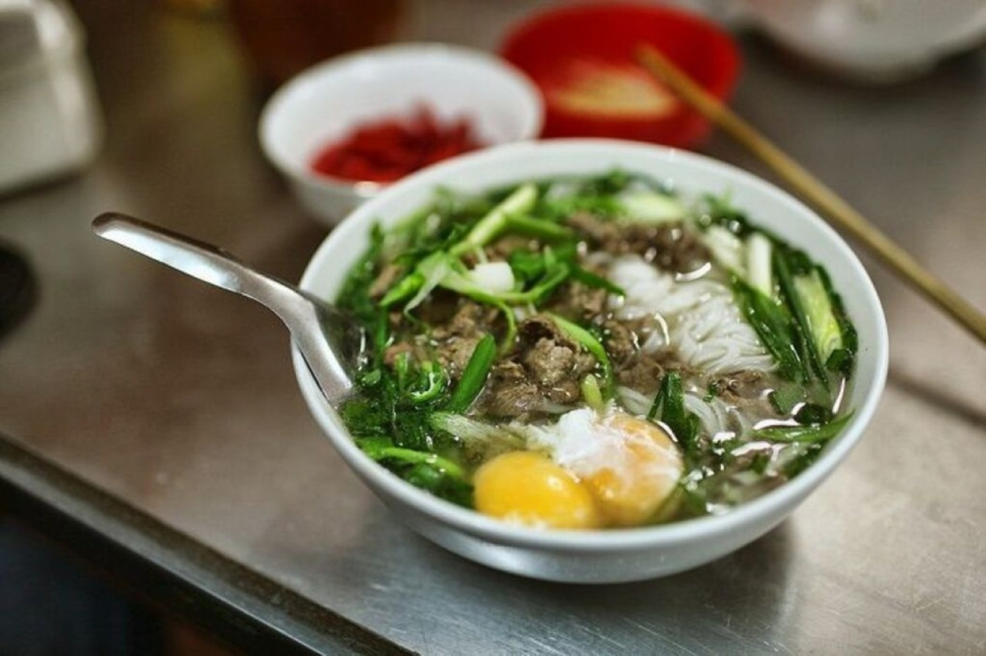 Trứng chần ăn cùng với phở