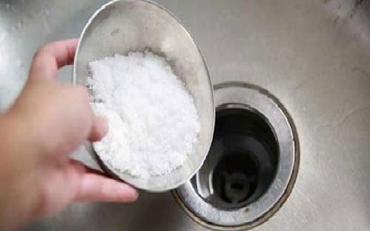 Muối có khả năng làm tan các chất cặn bẩn bám trong đường ống, đặc biệt là dầu mỡ - nguyên nhân phổ biến gây tắc nghẽn. 