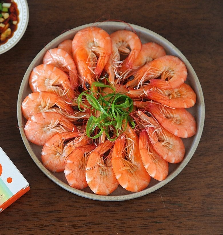 Tôm luộc cùng lá dứa sẽ có màu đỏ tươi, thịt chắc và thơm ngon hơn rất nhiều.    