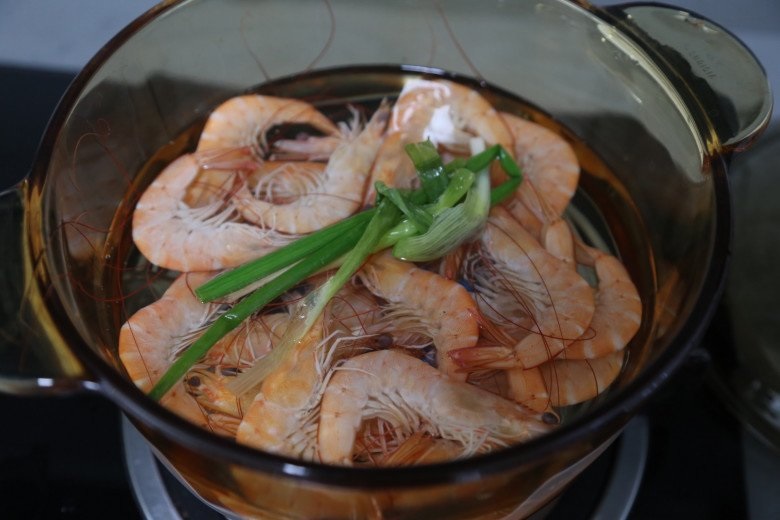 Luộc tôm thơm ngon