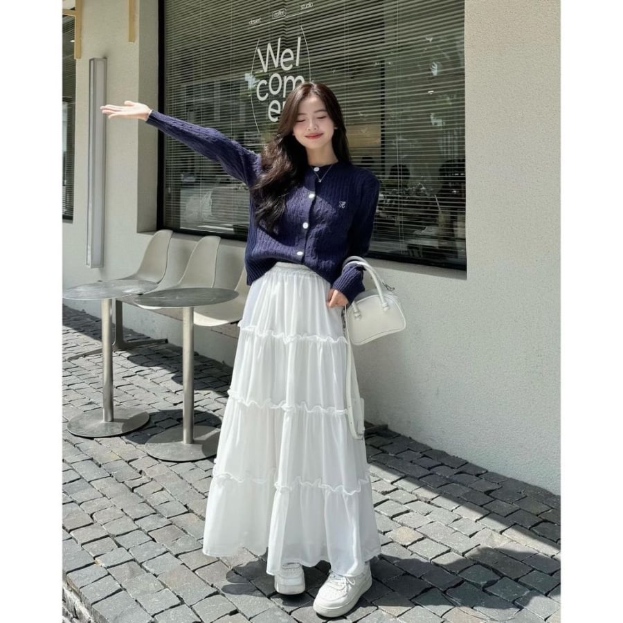 Chiều dài đến giữa bắp chân tạo vẻ ngoài thanh lịch nhưng cần lưu ý chọn váy ôm nhẹ hoặc xòe vừa phải