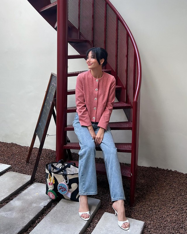 Hoa hậu Phương Khánh mang đến sự phá cách cho quần jeans bằng cách kết hợp với áo khoác dạ cổ tròn màu hồng.