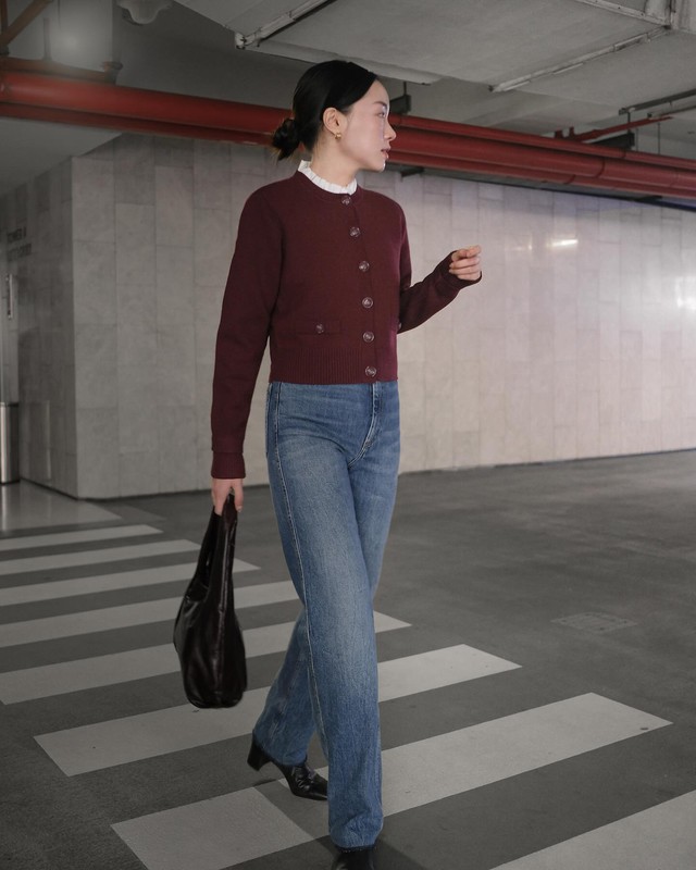 Vào mùa lễ hội, một chiếc áo cardigan đỏ nâu phối cùng quần jeans xanh là sự lựa chọn hoàn hảo. 