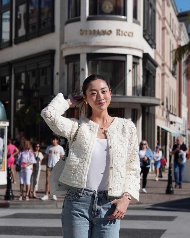 Lương Thùy Linh đã khéo léo kết hợp áo khoác họa tiết hoa cùng quần jeans xanh.