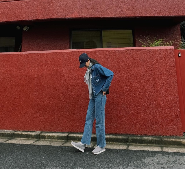 Sự kết hợp giữa áo khoác denim và quần jeans ống đứng là minh chứng cho phong cách không bao giờ lỗi thời. 