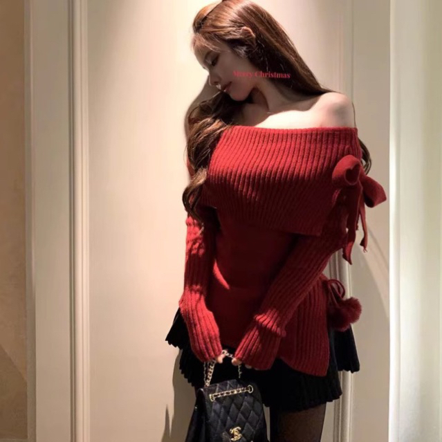 Áo len trễ vai được thiết kế để làm nổi bật bờ vai thon thả và xương quai xanh quyến rũ của người mặc.