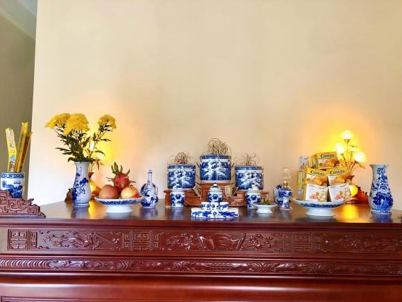 Đầu tiên, gia chủ cần chuẩn bị những chiếc hũ làm từ gốm hoặc sứ có nắp đậy, kích thước nhỏ gọn phù hợp với không gian bàn thờ.