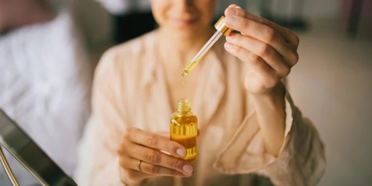 Bạn có thể thoa một vài giọt dầu lên da sau khi sử dụng serum hoặc kết hợp với kem dưỡng ẩm để tăng cường hiệu quả. 