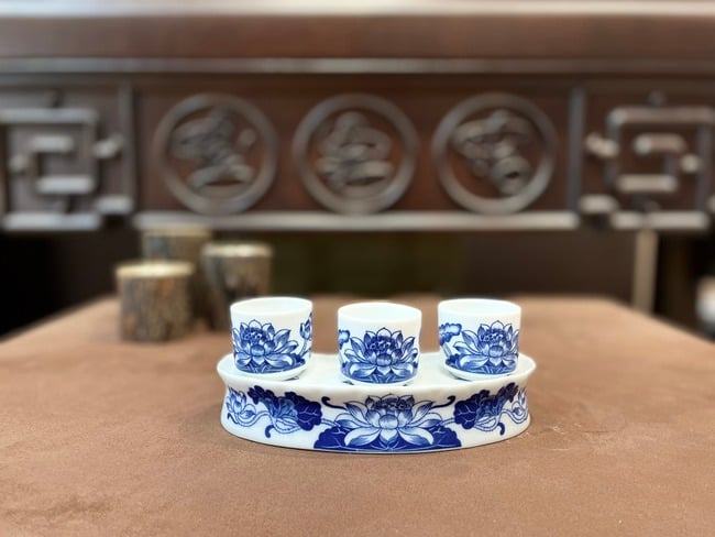Việc thay nước khi thắp hương thể hiện rõ sự tôn trọng của gia chủ