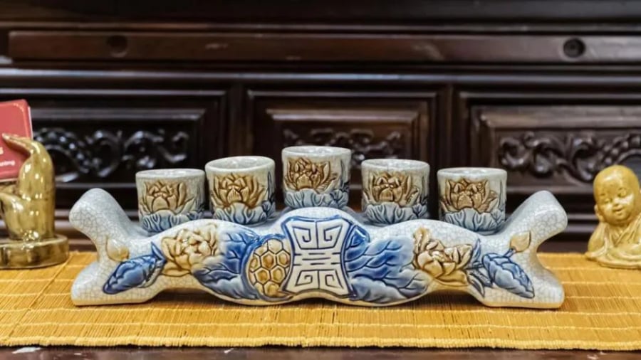 Nước cúng cần phải là nước tinh khiết, không chứa tạp chất.