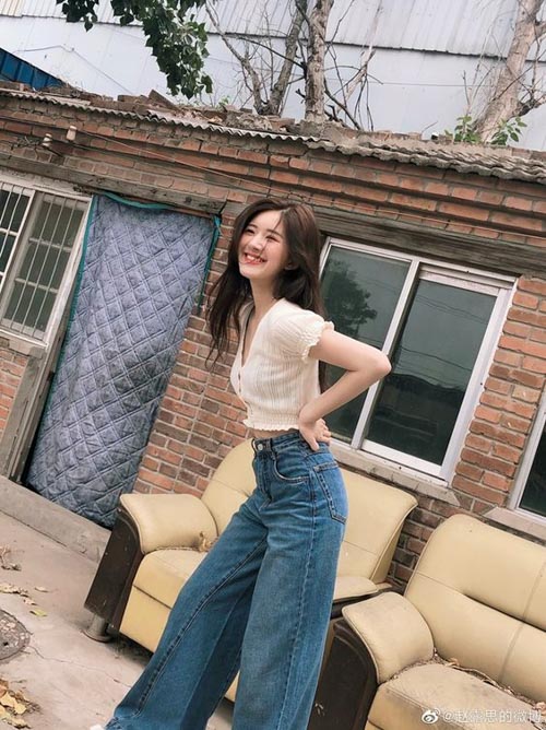 Quần jeans ống rộng quá dài hoặc có phần ống quá rộng sẽ làm bạn trông thấp và nặng nề hơn. 