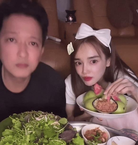 Trường Giang - Nhã Phương bất ngờ im lặng không nói chuyện trên sóng livestream  