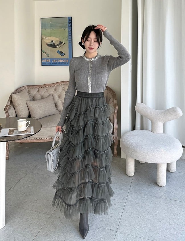 Chân váy xếp tầng từ lâu đã là món đồ quen thuộc trong tủ đồ của nhiều cô gái.