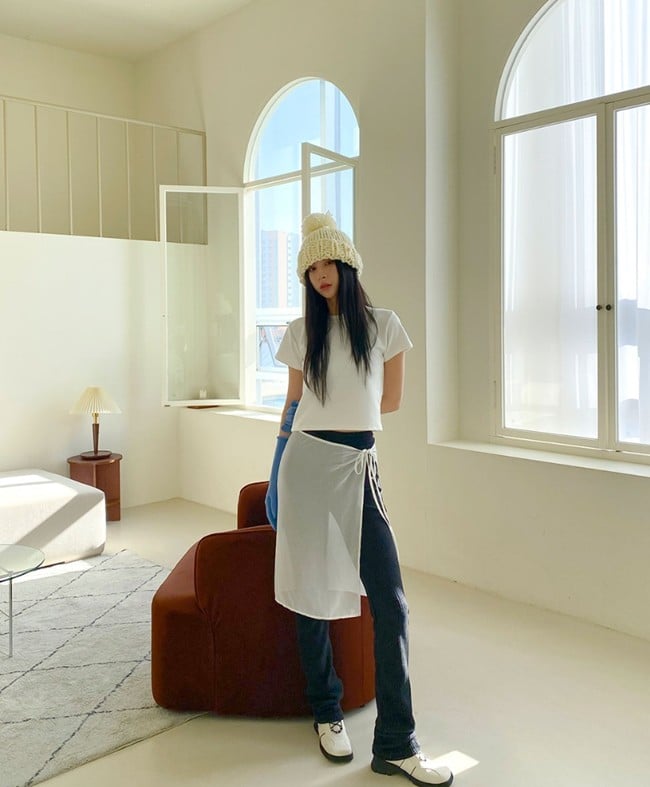 Chân váy xuyên thấu là một thiết kế táo bạo, kết hợp giữa sự quyến rũ và kín đáo.