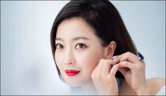 Kiểu phụ nữ tự tin thì thường biết rõ mình xinh đẹp ở đâu, khéo léo vận dụng các phương tiện để hoàn hiện bản thân mình. (ảnh minh họa)
