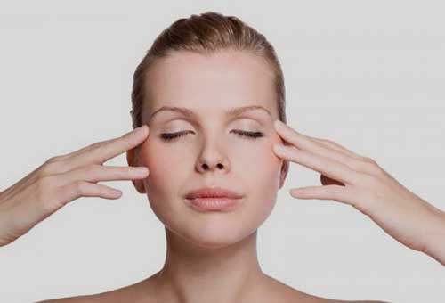 Kính râm không chỉ giúp bảo vệ mắt khỏi tia UV mà còn giúp ngăn ngừa tình trạng nheo mắt, nguyên nhân gây ra vết chân chim. 