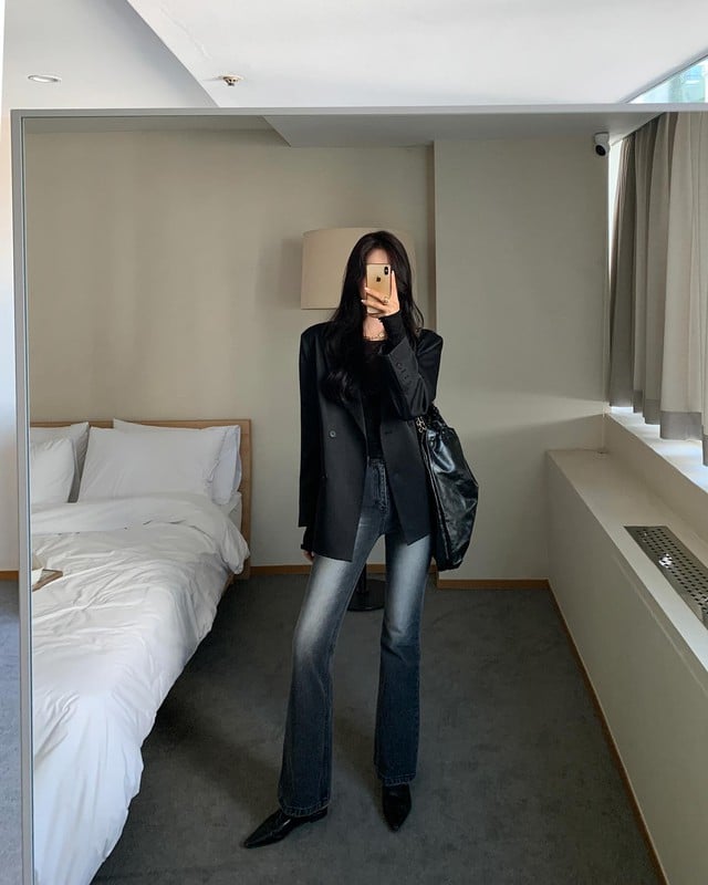 Túi xách da và giày đen là những phụ kiện hoàn hảo để hoàn thiện outfit thời thượng này.