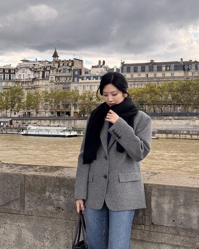Để tạo điểm nhấn, một chiếc khăn quàng nhẹ nhàng không chỉ giúp giữ ấm mà còn làm outfit thêm nổi bật.