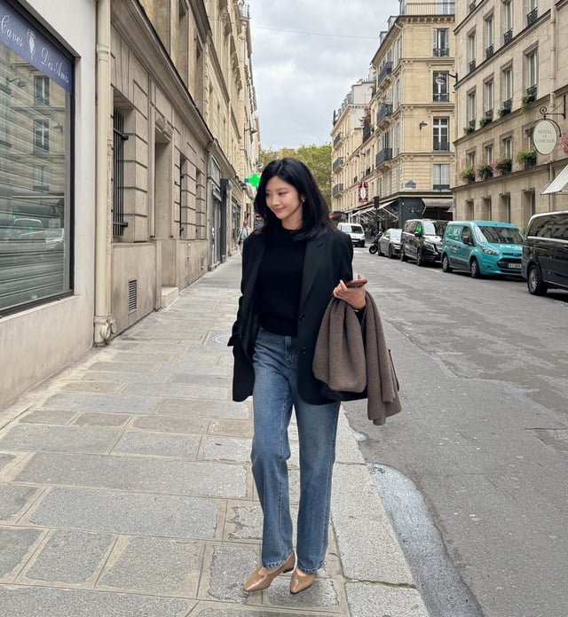 Kết hợp blazer đen với quần jeans xanh ống đứng là cách phối đồ đơn giản nhưng hiệu quả.