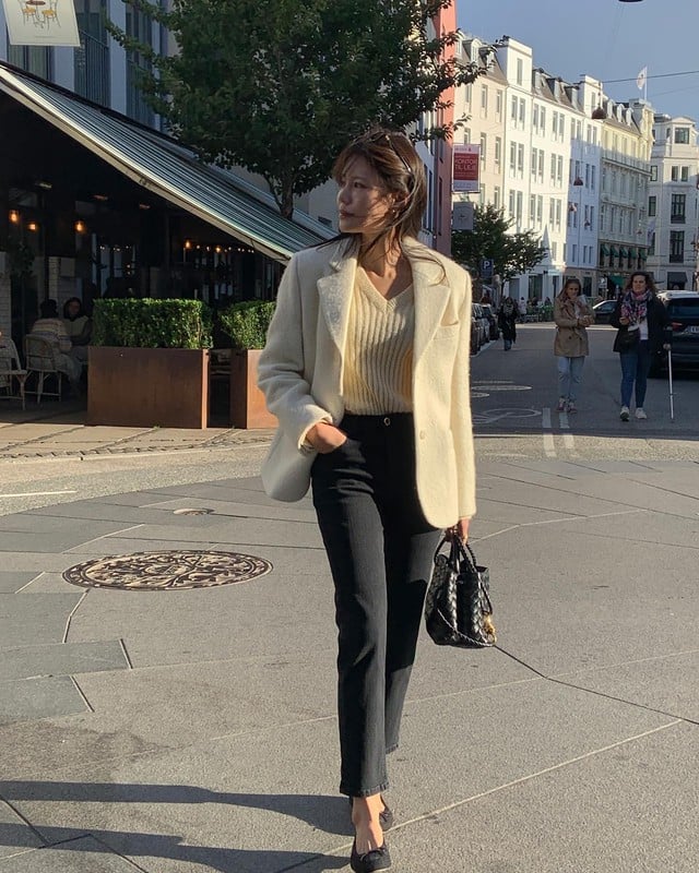 Blazer trắng mang đến sự tươi trẻ và mềm mại. 