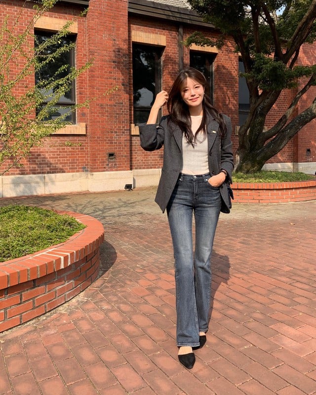 Outfit này không chỉ nổi bật mà còn giúp kéo dài đôi chân, tôn dáng tối đa khi được sơ vin gọn gàng.