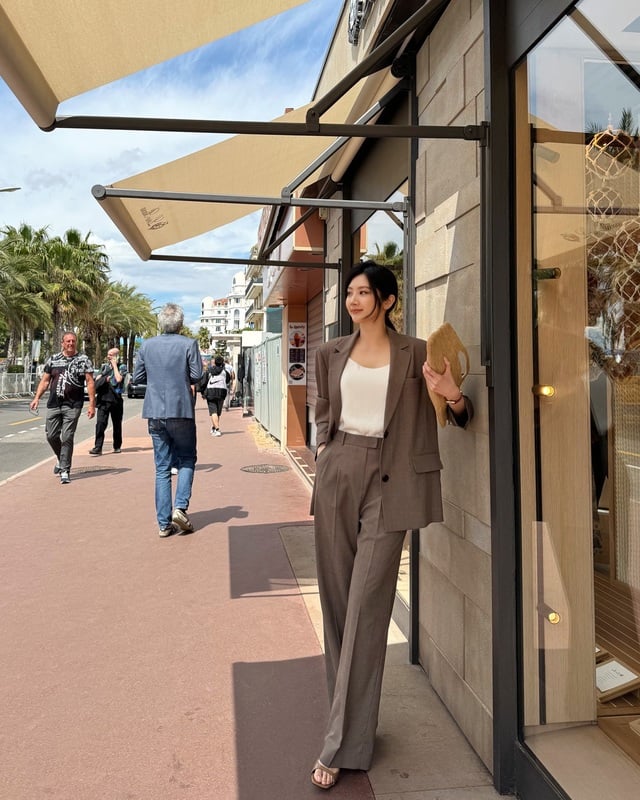 Blazer màu nâu không chỉ mang đến sự thanh lịch mà còn tạo nét thời thượng. 