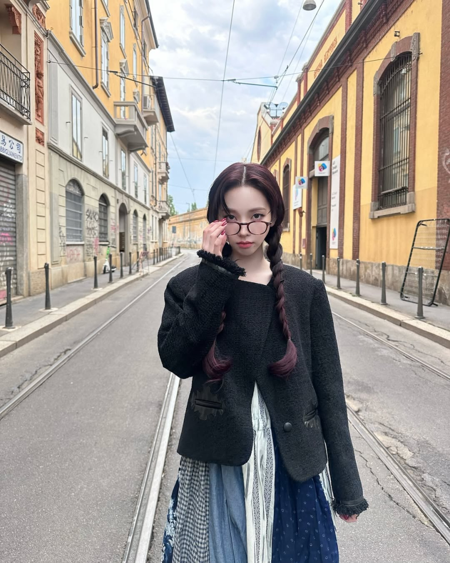 Năm nay, cô nàng Karina đã gây ấn tượng mạnh mẽ với phong cách thời trang mùa Thu khi xuất hiện tại châu Âu.