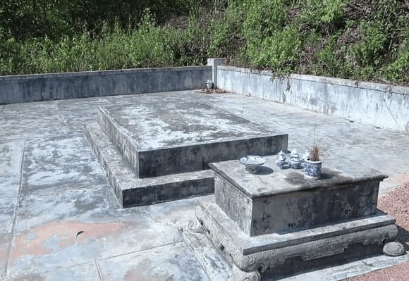 Nằm êm đềm trên đỉnh đồi Mâm Xôi, ngôi mộ ấy khiêm nhường, hoàn toàn khác biệt với những lăng tẩm sơn son thếp vàng lấp lánh của các vị vua, càng làm tôn thêm vẻ đẹp của một nhân vật lịch sử đầy bí ẩn