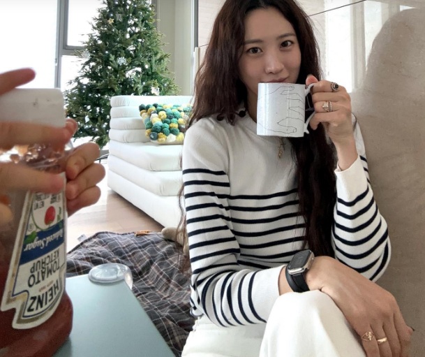 Áo len kẻ ngang hiện nay là món thời trang rất được yêu thích. 