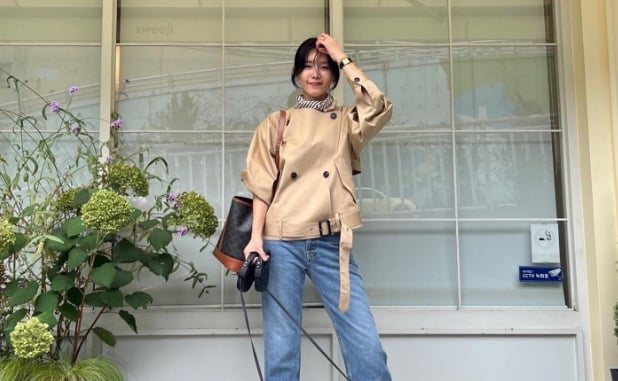 Áo trench coat dáng ngắn không chỉ mang lại sự năng động, trẻ trung mà còn rất tao nhã, phù hợp với độ tuổi ngoài 40. 