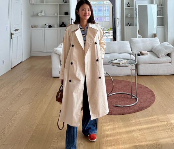 Áo trench coat trắng kem không chỉ nhã nhặn mà còn mang đến vẻ trẻ trung, dễ chịu.