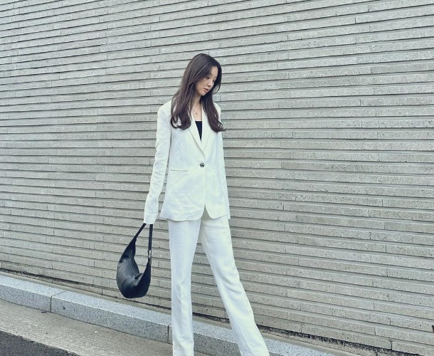 Bộ suit trắng thanh lịch, nữ tính và dễ áp dụng. 