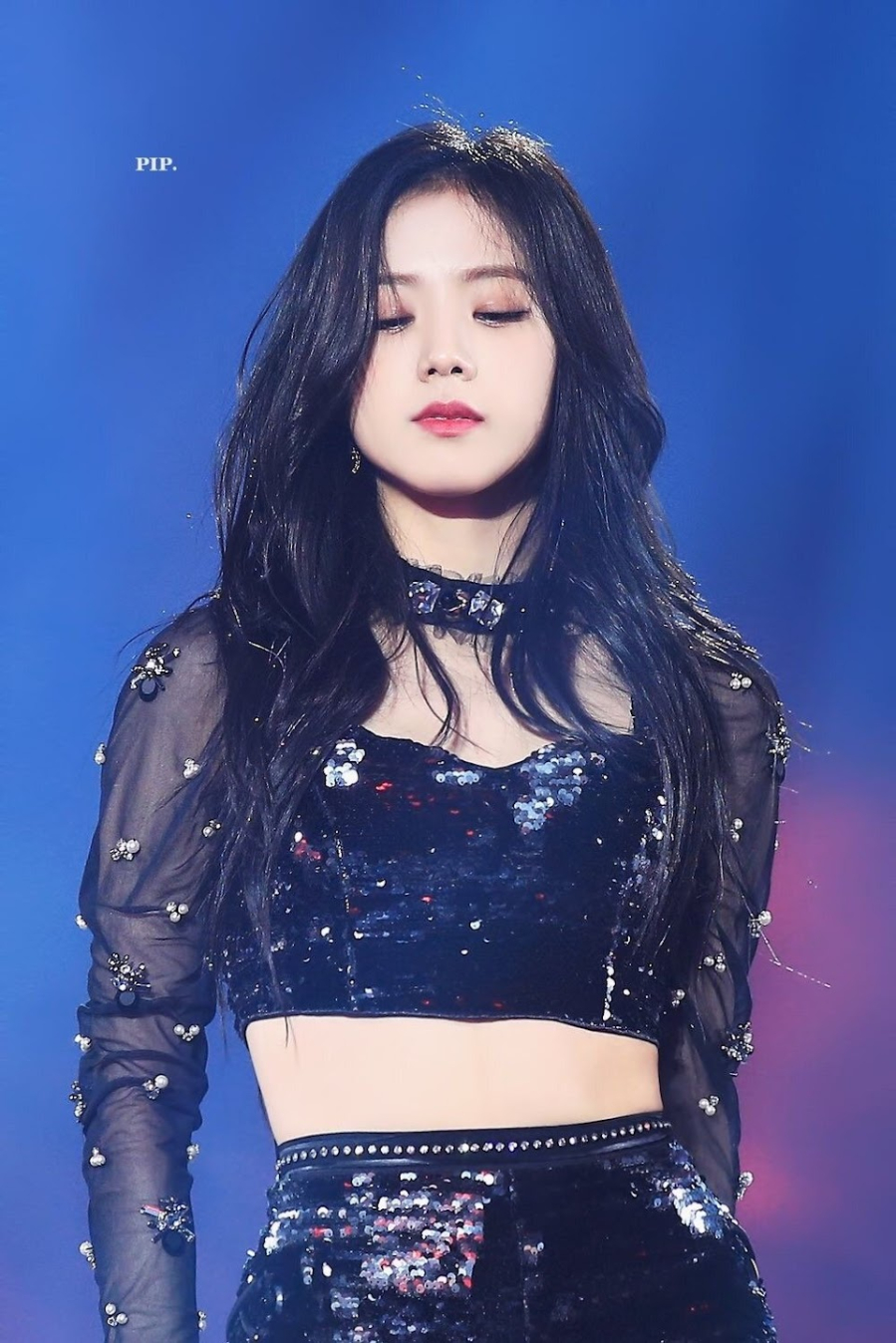 Khi còn là thành viên của BLACKPINK, Jisoo luôn nổi bật với phong cách thời trang cá tính, khẳng định hình ảnh mạnh mẽ
