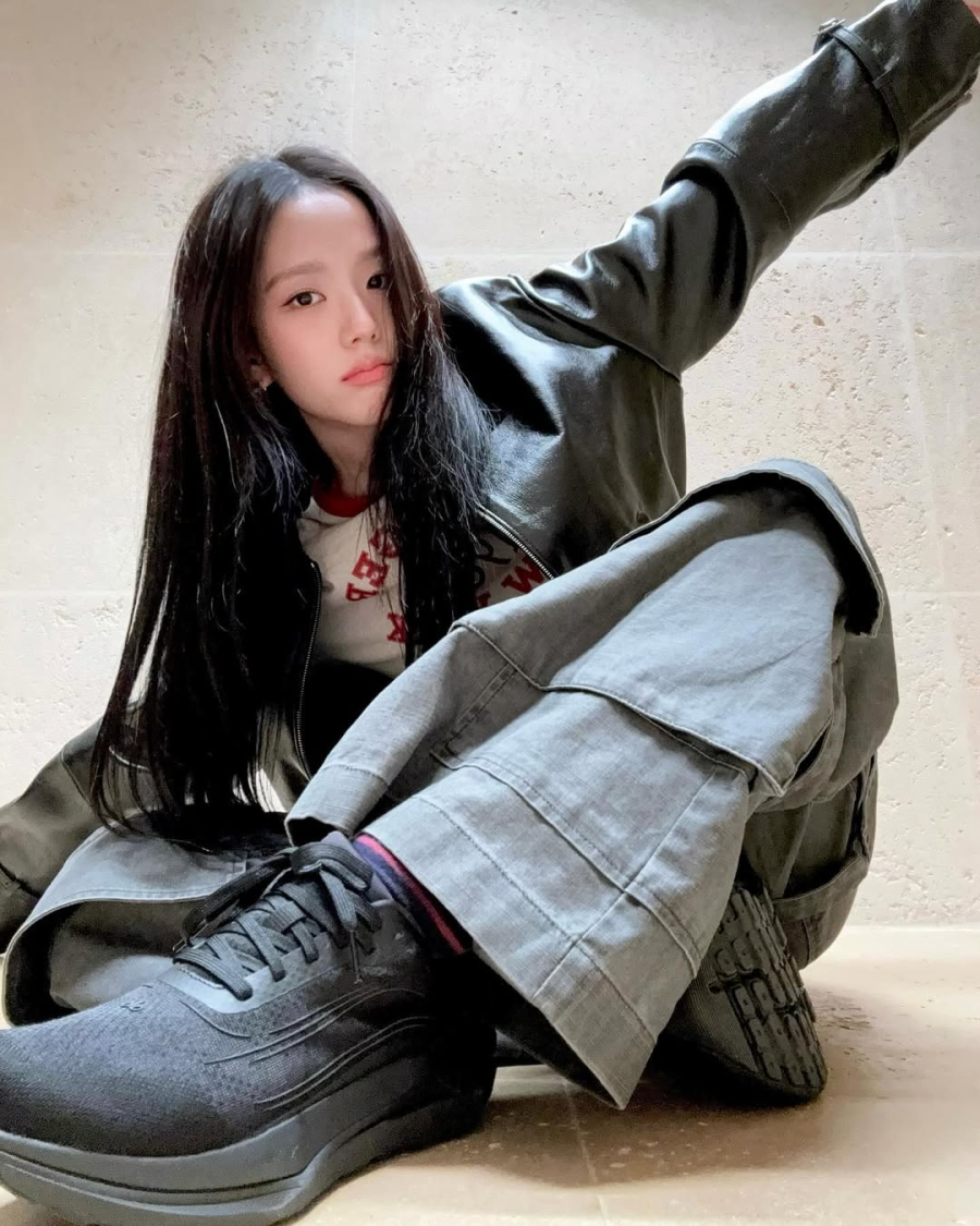 Ngoài sân khấu, Jisoo lại xuất hiện với một phong cách khác, nữ tính nhưng năng động.