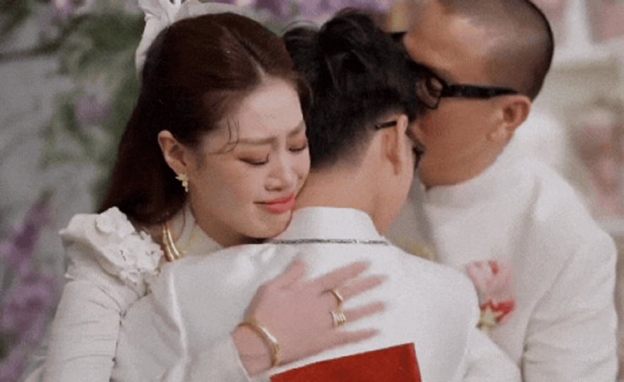 Khánh Vân ôm chằm lấy con trai riêng của chồng khi nhận lì xì mừng cưới của bé    