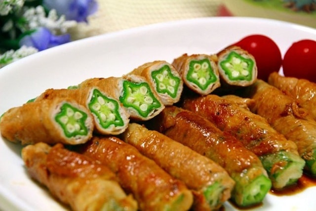 Mặc dù thuộc về nhóm quả từ quan điểm thực vật học, song đậu bắp thường được sử dụng như một loại rau trong ẩm thực